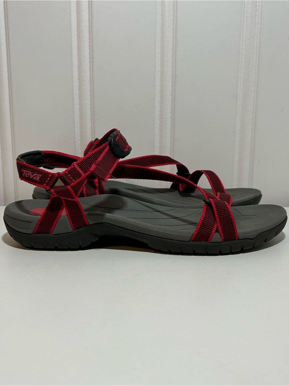 Teva zirra Women’s Burgundy Red Sport Sandals adjustable strap women’s 7 grey